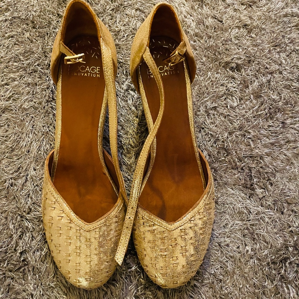 Bocage round toe golden low heels